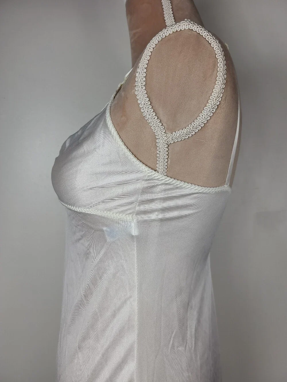 Vintage ILGWU Ivory White Nylon Lace Trim Midi Full Slip Retro Lingerie 32 - Picture 9 of 16